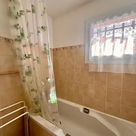 A Nepita Splendide Vue Avec Piscine