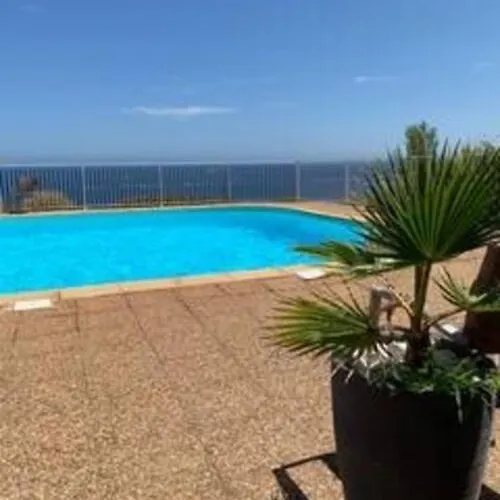 A Nepita Splendide Vue Avec Piscine Hébergement de vacances *