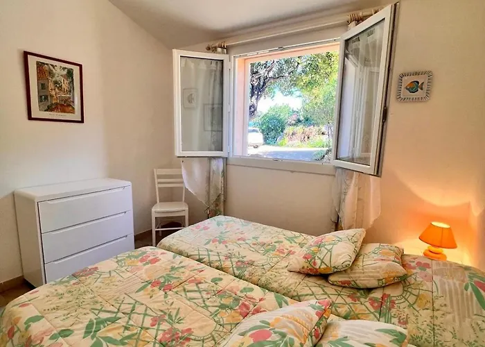 A Nepita Splendide Vue Avec Piscine Hébergement de vacances *